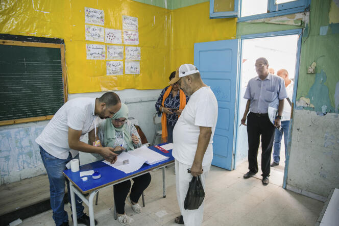 Des Tunisiens viennent voter pour le référendum sur la Constitution, à Tunis, le 25 juillet 2022. 