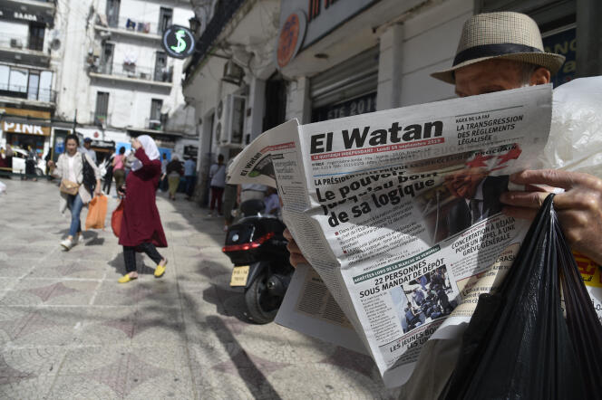 Un homme lit le quotidien « El Watan », à Alger, en septembre 2019.