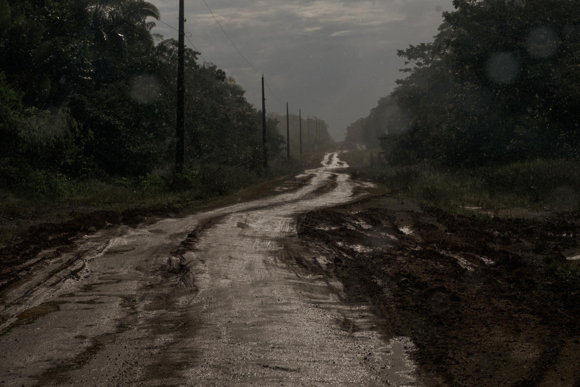 Un tronçon boueux de la route transamazonienne vers Labrea, au Brésil, le 8 juin 2022.