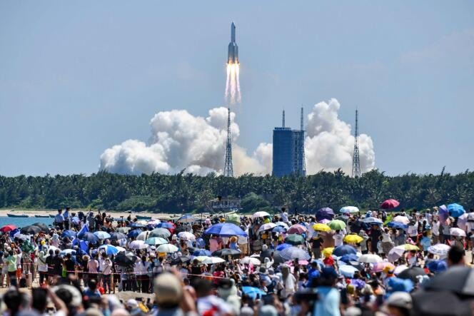 Peluncuran roket Long March-5B, membawa modul kedua dari stasiun luar angkasa China Tiangong ke luar angkasa.  Di Wenchang, Cina selatan, 24 Juli 2022
