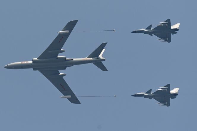 Un avion ravitailleur et deux chasseurs J-10 survolent Pékin, lors de la parade militaire du 1er octobre en 2019.
