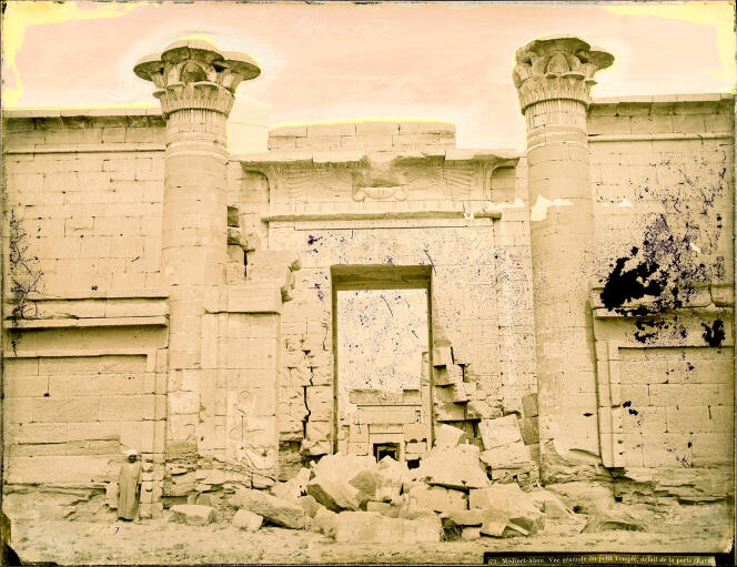 Bonfils, general view of the small temple, detail of the door, Thebes (Medinet-Abou), Upper Egypt (2021). 