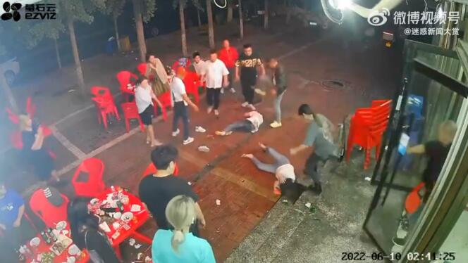 Capture d’écran des images de l’agression de deux femmes dans un restaurant dans la ville de Tangshan (Chine), le 10 juin 2022. 