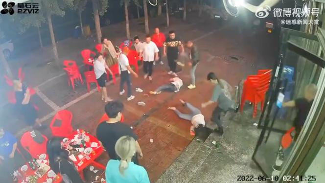 Captura de pantalla de imágenes de la agresión a dos mujeres en un restaurante de la ciudad de Tangshan (China), 10 de junio de 2022. 