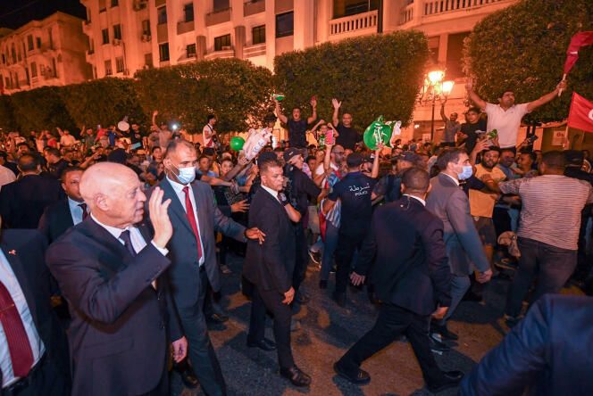 Le président Kaïs Saïed salue ses partisans après les résultats du référendum sur la nouvelle Constitution tunisienne, à Tunis, le 26 juillet 2022.