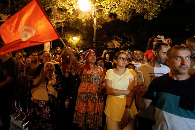 Des partisans du président tunisien, Kaïs Saïed, après la diffusion d’un sondage donnant la victoire du oui au référendum sur la Constitution, le 25 juillet  à Tunis. 