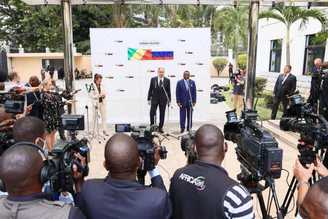 Le ministre russe des affaires étrangères, Sergueï Lavrov, et son homologue de la République du Congo, Jean-Claude Gakosso, tiennent une conférence de presse conjointe dans la ville d’Oyo, le 25 juillet 2022.