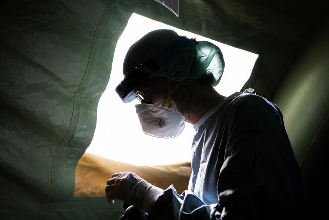 Une infirmière effectue des tests dans une tente sur le terrain de l’hôpital privé de Sophiahemmet,  à Stockholm, en Suède, le 22 avril 2020.
