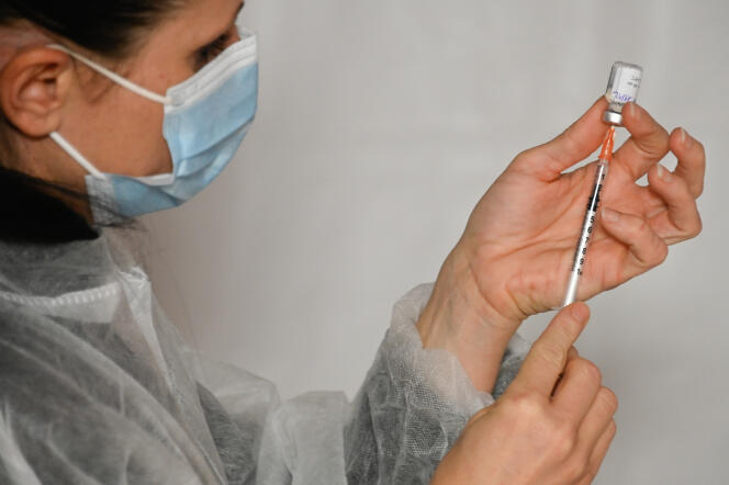 Une infirmière prépare un vaccin contre le Covid-19, dans un centre de vaccination à Vesoul, le 18 juin 2021. 