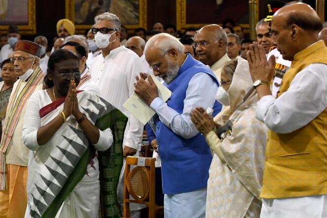 The new Indian President, Droupadi Murmu (left), and the Prime Minister, Narendra Modi (center), after the inauguration of the Head of State, July 25, 2022 (photo transmitted by the presidential palace).