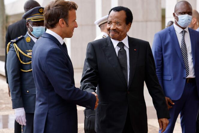 Le chef de l’Etat français, Emmanuel Macron, accueilli par le président camerounais Paul Biya à son arrivée au palais présidentiel de Yaoundé, le 26 juillet 2022. 
