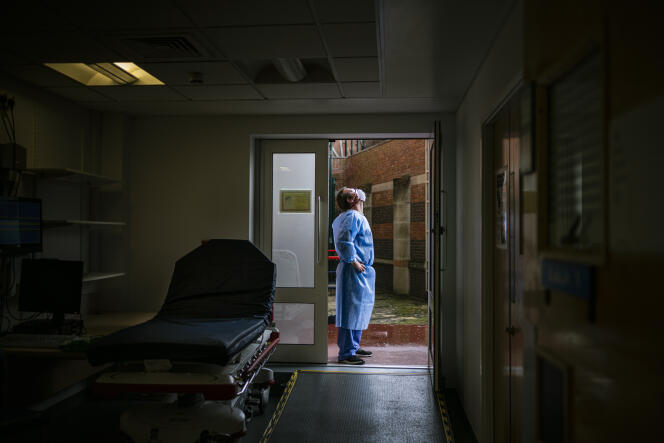Un caregiver fuori dall'ingresso del pronto soccorso al Victoria Hospital di Blackpool, Regno Unito, 17 giugno 2020.