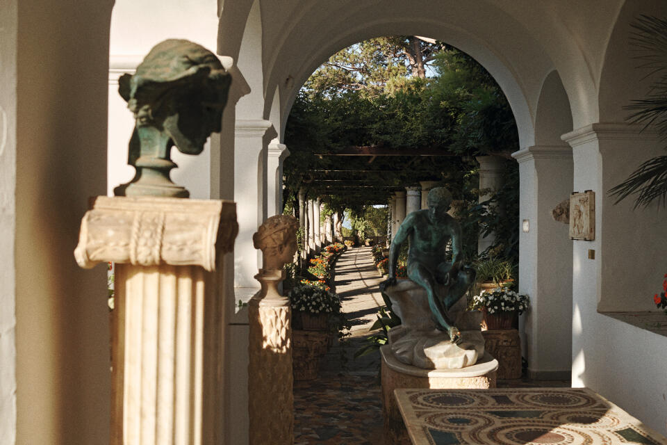 Villa San Michele, Capri, le 30 juin 2022: la loggia des sculptures est l'endroit le plus étonnant de la Villa. Derrière la très longue pergola, "l'expression parfaite de l'éternité", selon le célèbre sculpteur suédois Carl Milles.