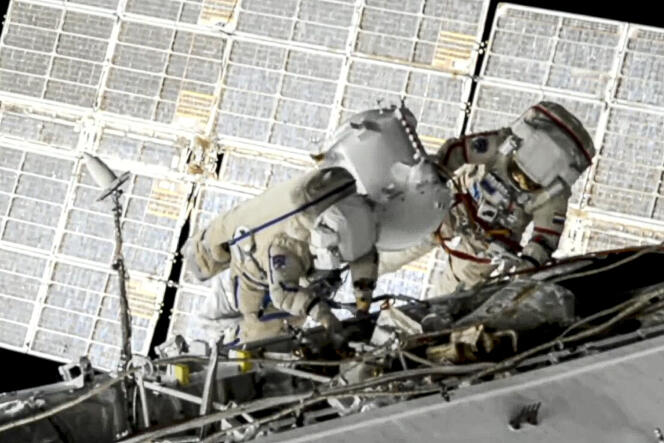 Les cosmonautes russes Oleg Novitsk (à droite), et Pyotr Dubrov, membres de l’équipage de la Station spatiale internationale, lors de leur première sortie dans l’espace pour remplacer de vieilles batteries à l’extérieur de la structure, le 2 juin 2021.