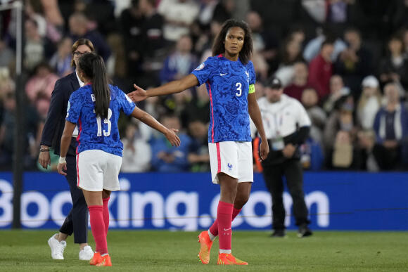 Selma Bacha e Wendie Renard dopo l'eliminazione della Francia nella semifinale di Euro contro la Germania, il 27 luglio a Milton Keynes.