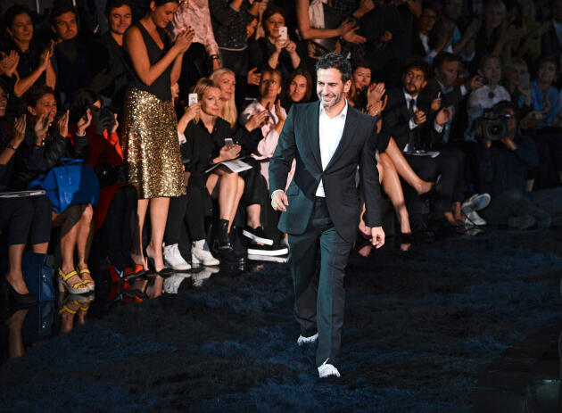 Le styliste Marc Jacobs, à l’occasion de la présentation de la collection printemps-été 2014 de Louis Vuitton, à Paris, le 2 octobre 2013.