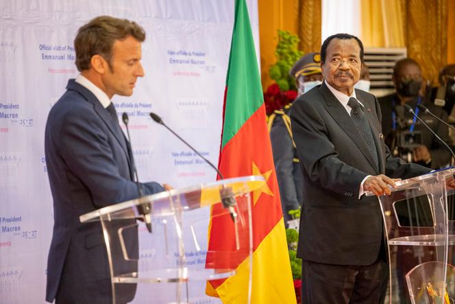 Emmanuel Macron et le président camerounais Paul Biya, lors d’une visite officielle du président français, au palais présidentiel de Yaoundé, le 26 juillet 2022.