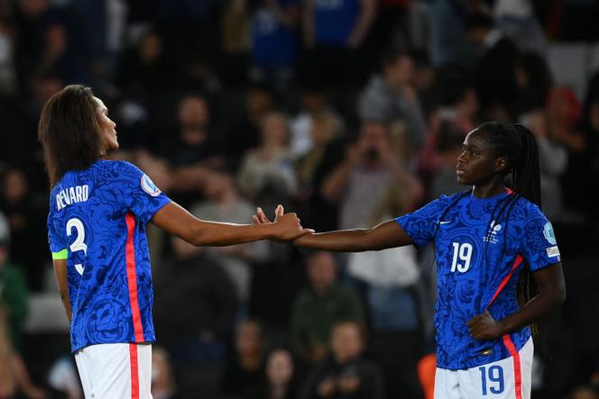 Wendie Renard (à gauche) et la défenseuse Griedge Mbock Bathy, à la fin du match de demi-finales de l’Euro de football 2022 les opposant à l’Allemagne, au Stadium MK, à Milton Keynes (Angleterre), le 27 juillet 2022. 