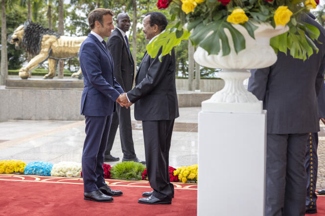 French President Emmanuel Macron and Cameroonian President Paul Biya at the Presidential Palace in Yaoundé on July 26, 2022