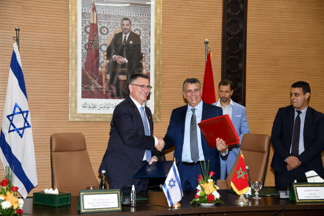 Los ministros de justicia de Israel, Gideon Saar (izquierda), y de Marruecos, Abdellatif Ouahbi, en Rabat, el 26 de julio de 2022.