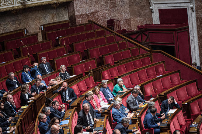 Las curules de los diputados abstencionistas del Agrupamiento Nacional, durante la discusión, en la Asamblea Nacional, del proyecto reformatorio de finanzas para 2022, el 27 de julio de 2022. 