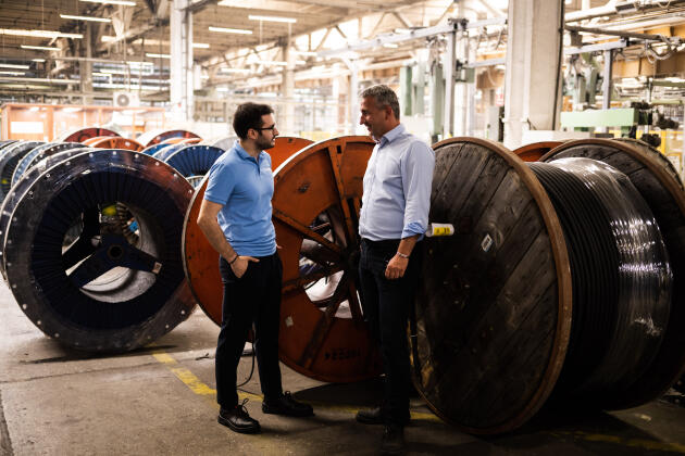 Tiago Campelo, directeur des ressources humaines (à gauche), et Marton Balog, directeur de la production, dans l’usine de câbles de Kistelek, en Hongrie, le 11 juillet 2022.