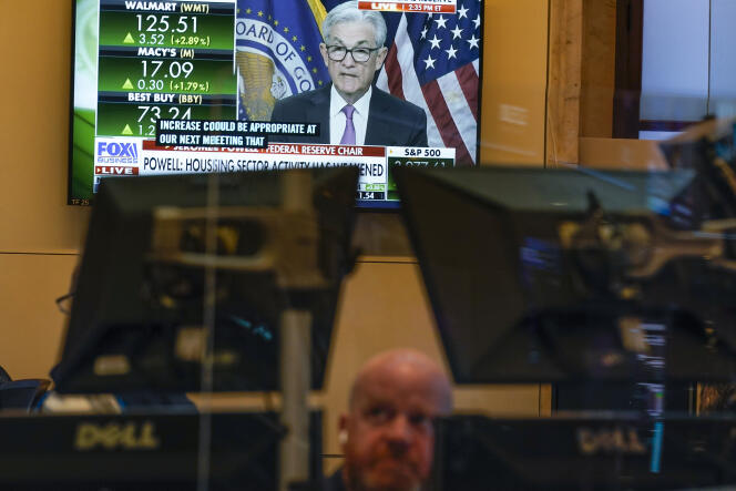 De persconferentie van Federal Reserve-voorzitter Jerome Powell wordt uitgezonden vanuit het Wall Street-kantoor in New York op 27 juli 2022.