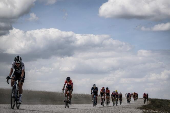 Il gruppo del Tour de France Women, durante la 4a tappa, ad Aube, tra Troyes e Bar-sur-Aube, il 27 luglio.