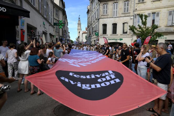 Des acteurs et des musiciens participent à une parade, lors du « off » d’Avignon, le 6 juillet 2022.