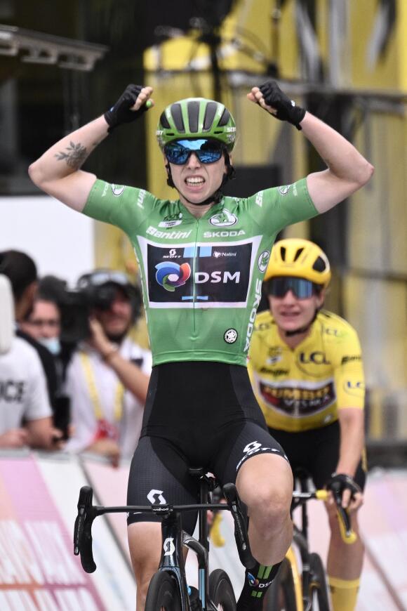 La Néerlandaise Lorena Wiebes célèbre sa nette victoire au sprint au terme de la cinquième étape du Tour féminin, le jeudi 28 juillet 2022.