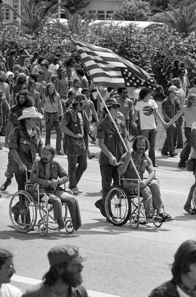 Ron Kovic (avec un drapeau américain à l’envers en signe de protestation) et des vétérans du Vietnam, lors d’une manifestation à Miami (Floride), le 22 août 1972. 