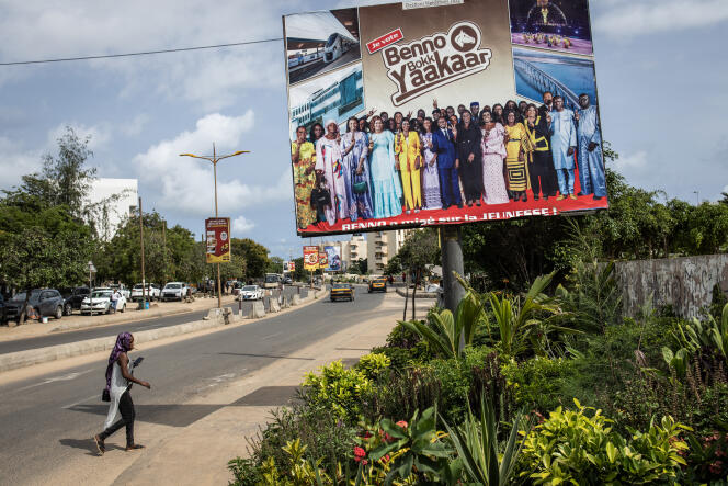 Une affiche de campagne de la coalition Benno Bokk Yakaar, à Dakar, le 27 juillet 2022.