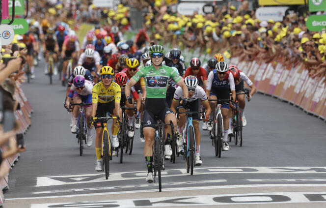 Netherland's Lorena Wiebes, right, sprints to the finish line to win the 5th stage of the Tour de France women's cycling race over 176 kilometres on July 28, 2022. 