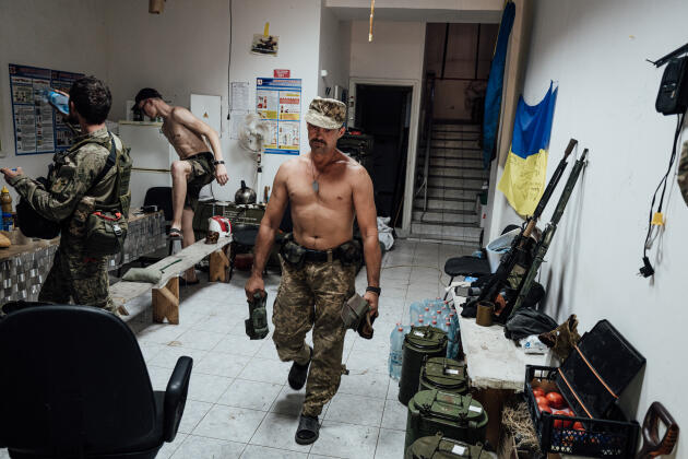 Des soldats de la défense territoriale ukrainienne sur une position à quelques kilomètres des forces russes, dans l’oblast de Mykolaïv (Ukraine), le 27 juillet 2022.