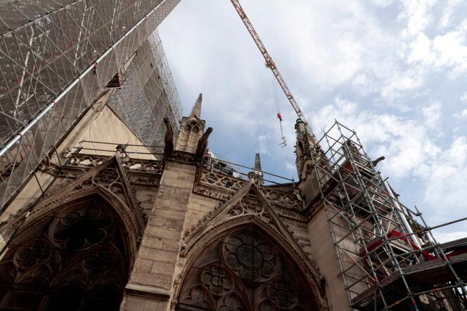 L’état d’avancement de la reconstruction de la cathédrale Notre-Dame de Paris photographié le 28 juillet 2022, lors de la première visite du site par la ministre de la culture, Rima Abdul-Malak. 