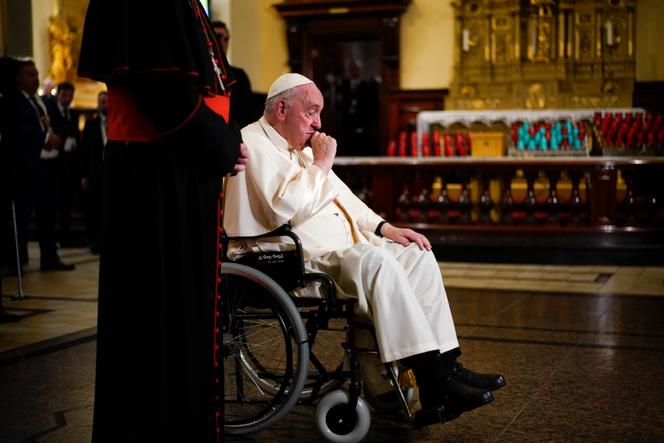 El Papa Francisco reza cerca de los restos de San Francisco de Laval, después de presidir un servicio de vísperas en la catedral basílica de Notre-Dame de Québec, el jueves 28 de julio de 2022.