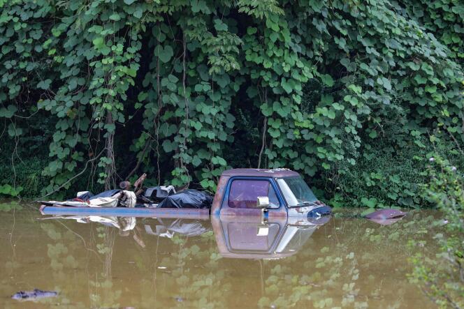 Una camioneta sumergida por las inundaciones del río Kentucky en Jackson, Estados Unidos, el 28 de julio de 2022.