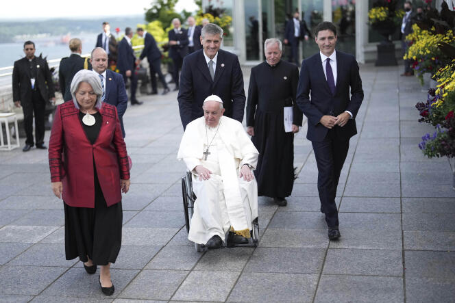 Le pape François, la première autochtone gouverneure générale du Canada, Mary Simon, et le premier ministre, Justin Trudeau, lors de la visite papale au Canada, à Québec, le 27 juillet 2022.