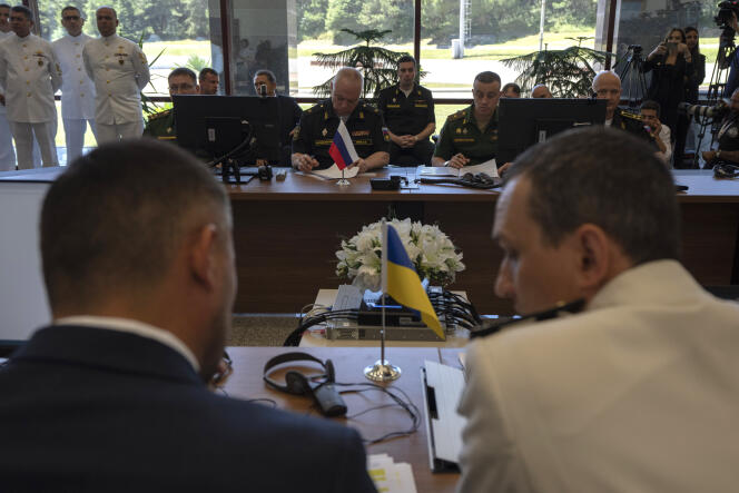 Representantes de los ministerios de defensa de Rusia y Ucrania asisten al lanzamiento del Centro de Coordinación Conjunta en Estambul, Turquía, el 27 de julio de 2022. 