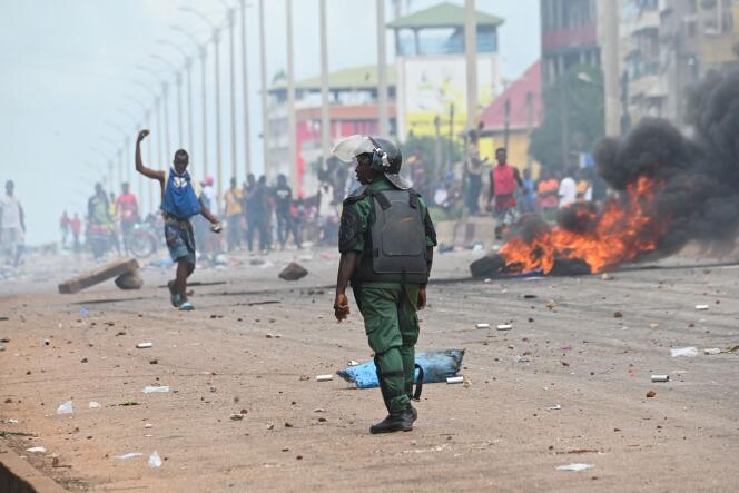 Demonstrators block the routes and throw stones in the direction of the forces of order in Conakry, capital of Guinea, on 28 juillet 2022.