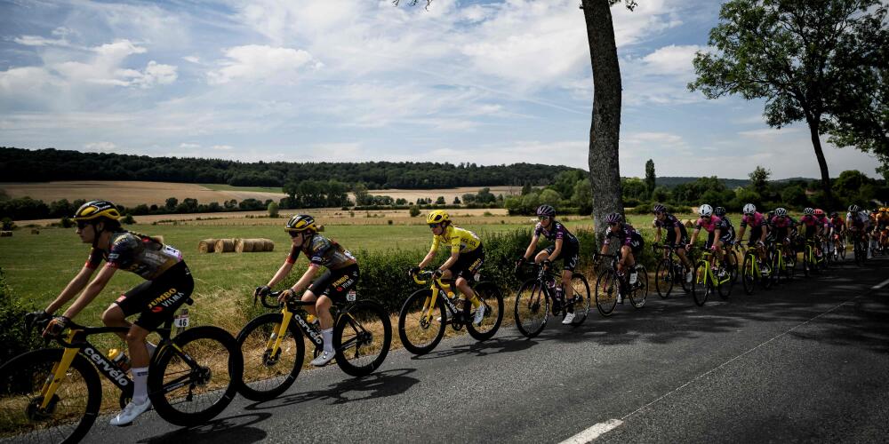 Derrière ses coéquipières de l’équipe Jumbo-Visma, la Néerlandaise Marianne Vos (3e en partant de la gauche) porte le maillot jaune de leader du classement général lors de la cinquième étape du Tour de France Femmes jeudi 28 février 2022. 