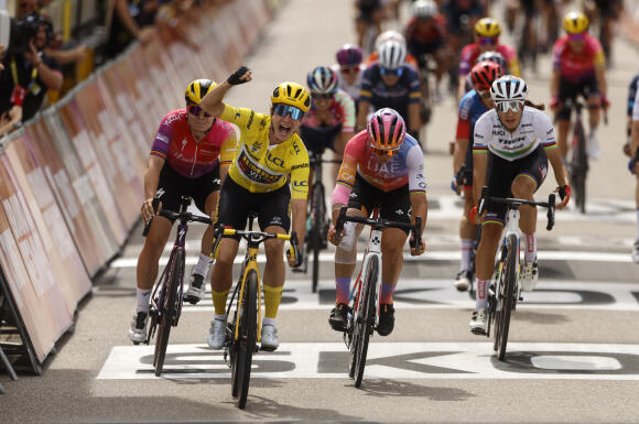 La Néerlandaise Marianne Vos célèbre son succès au sprint à Rosheim, le vendredi 29 juillet 2022, à l’issue de la 6e étape du Tour de France Femmes.