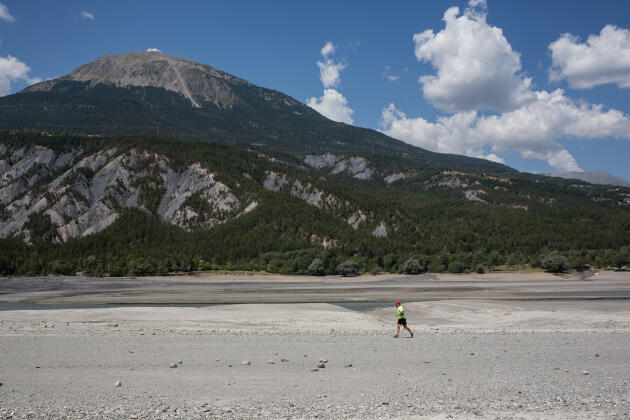 The beach of Chanterenne, closed to swimming since July 8 by prefectural decree because of the lack of water in Lake Serre-Ponçon (Hautes-Alpes). July 27, 2022. 