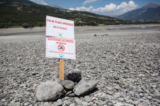 The beach of Chanterenne, with swimming forbidden since July 8 because of the lack of water in Lake Serre-Ponçon (Hautes-Alpes). July 27, 2022.
