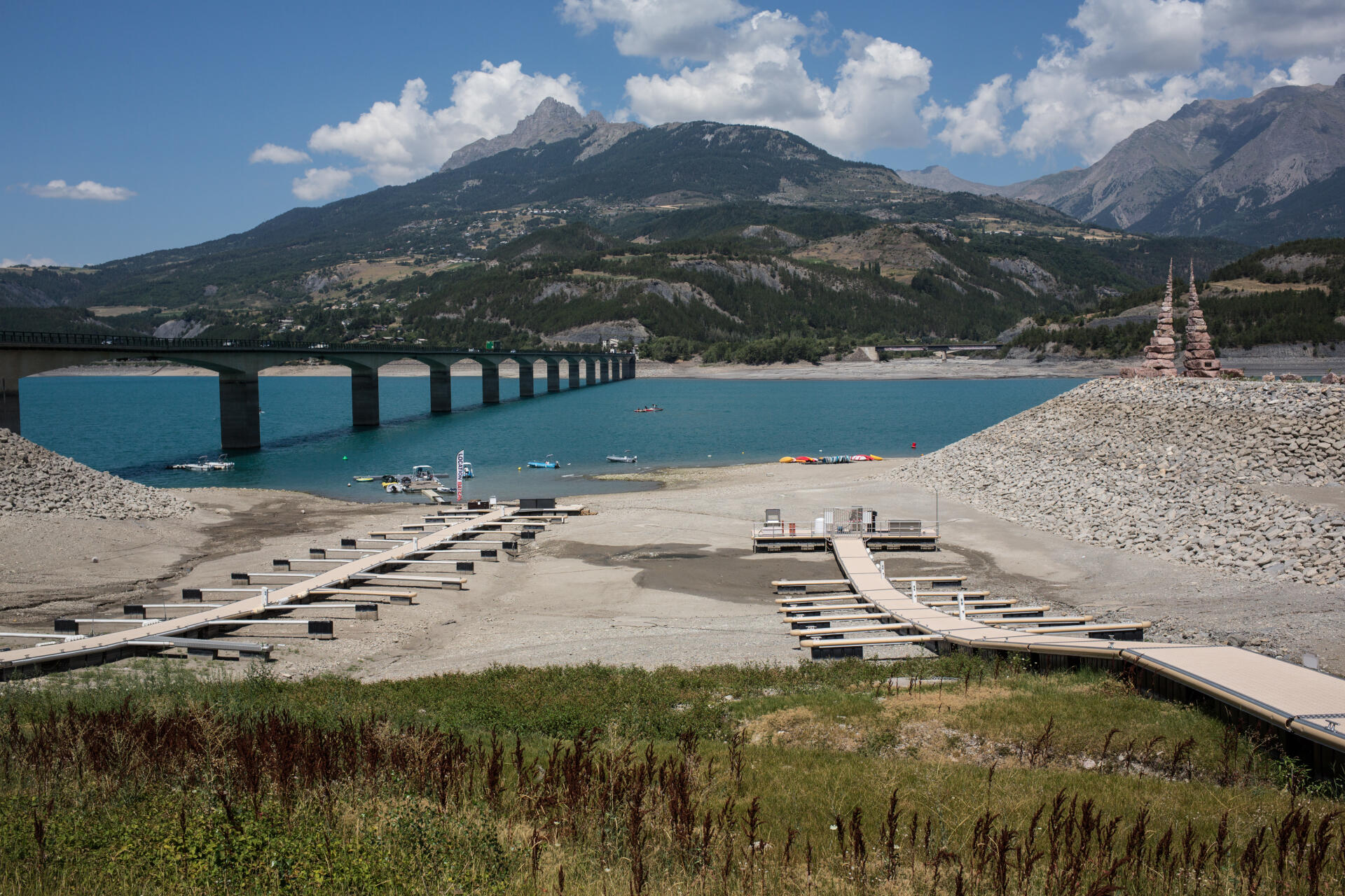 El nivel del agua del lago Serre-Ponçon ha bajado 13 metros este verano, los pantalanes están fuera del agua y los barcos no pueden amarrar allí.  En Savines-le-Lac (Hautes-Alpes), 27 de julio de 2022. 