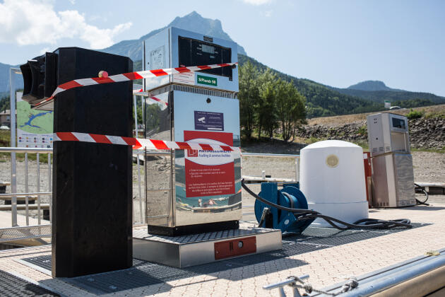 Pompes à essence situées sur un ponton, qui alimentent d’ordinaire les embarcations, sont inaccessibles du fait du niveau exceptionnellement bas du lac de Serre-Ponçon, dans les Hautes-Alpes, à Savines-le-Lac, le 27 juillet 2022.