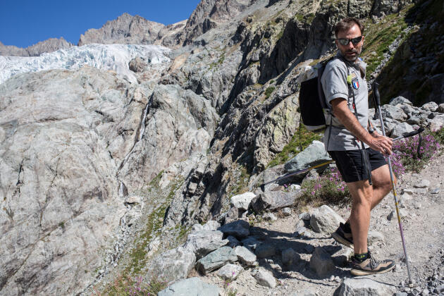 Thierry Maillet en direction du refuge du glacier Blanc, dans le massif des Ecrins (Hautes-Alpes), le 26 juillet 2022.
