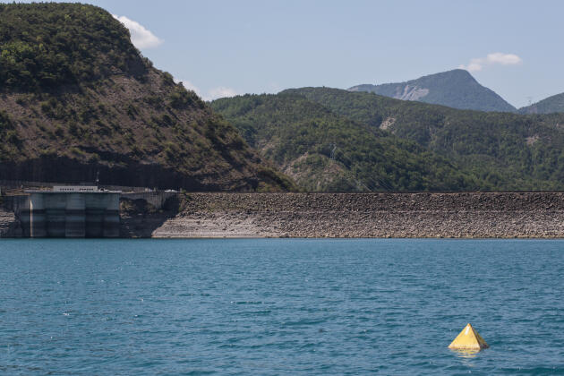 La retenue du barrage électrique d'EDF du lac de Serre-Ponçon (Hautes-Alpes), le 27 juillet 2022.