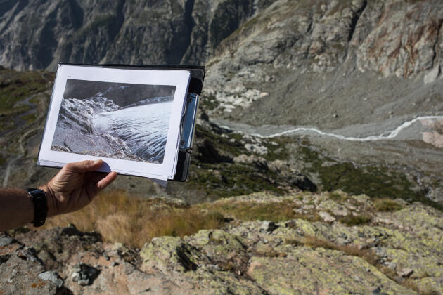 Thierry Maillet compare une photo du glacier Blanc prise exactement au même endroit en 1983, le 26 juillet 2022.
