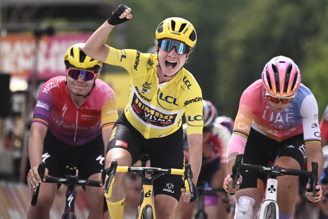 L'olandese Marianne Vos ha vinto la maglia gialla sulla schiena al termine della sesta tappa del Tour de France Women's Tour, a Rosheim (Pas Rennes), il 29 luglio 2022.